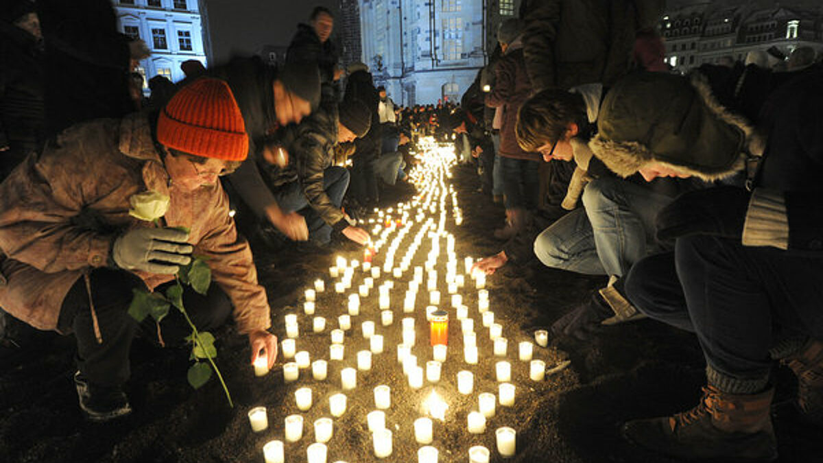 Lichterkette in Dresden - Zeichen gegen Rechtsextremismus und Gewalt (Symbolbild).