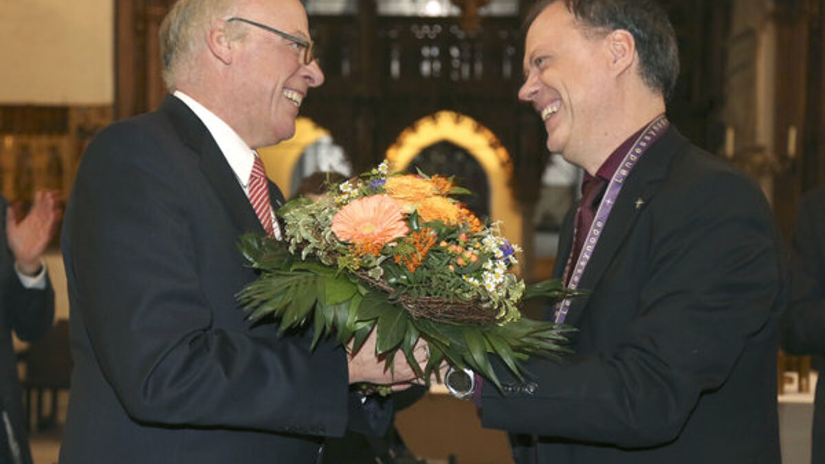 Gerhard Ulrich (links) ist erster Landesbischof der Nordkirche. Der Präses der Synode, Andreas Tietze, gratuliert nach der Wahl