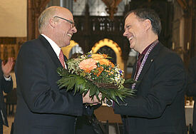 Gerhard Ulrich (links) ist erster Landesbischof der Nordkirche. Der Präses der Synode, Andreas Tietze, gratuliert nach der Wahl (c) Wollocha/epd-bild