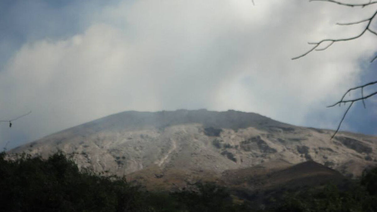 Der Vulkan „Chaparrastique“ in El Salvador spuckt Gas- und Aschewolken in den Himmel