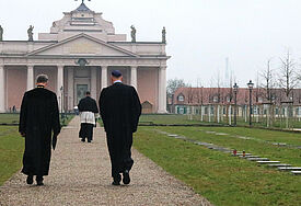 Bischof Tilman Jeremias mit Landesrabbiner Yuryi Kadnykov auf der Gedenkstätte in Ludwigslust mit Blick zur Kirche.