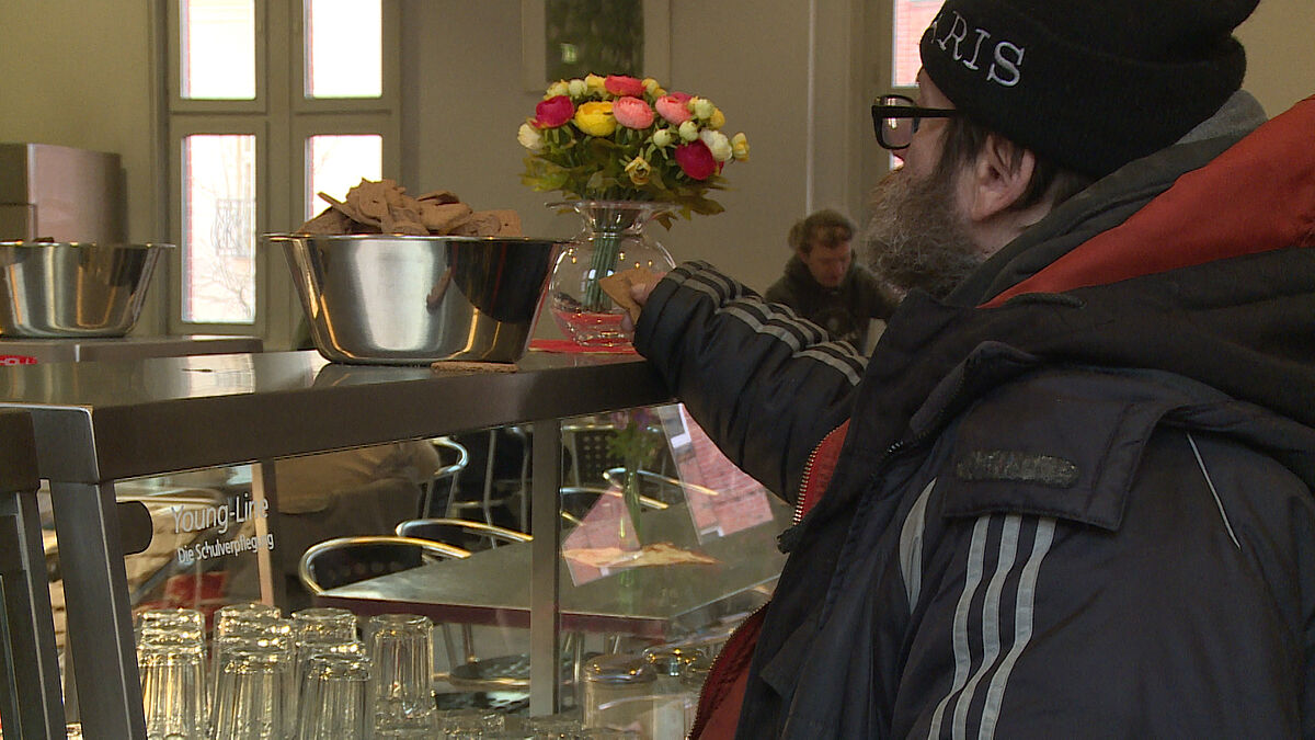 Frühstück in der Obdachlosentagesstätte MAhLZEIT in Altona