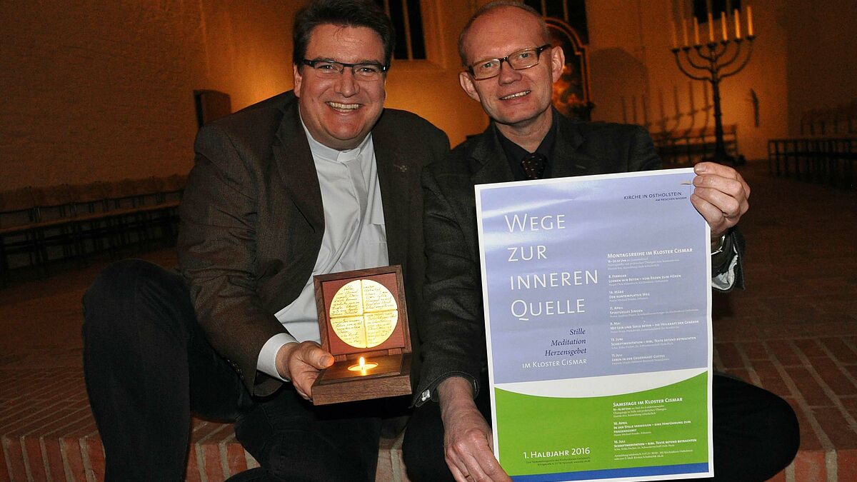 Propst Dirk Süssenbach (links) und Pastor Michael Franke laden mit meditativen Angeboten dazu ein, mit der "inneren Quelle" in Berührung zu kommen