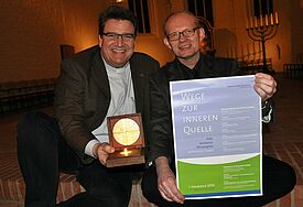 Propst Dirk Süssenbach (links) und Pastor Michael Franke laden mit meditativen Angeboten dazu ein, mit der "inneren Quelle" in Berührung zu kommen