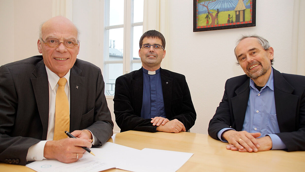Vertragsunterzeichnung am 9. Dezember 2016 im Büro von Landesbischof Ulrich, Schwerin