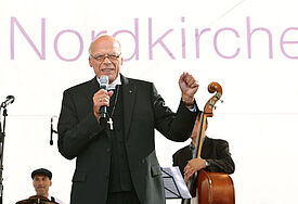 Bischof Gerhard Ulrich nach dem Festgottesdienst zu seiner Einführung als erster Landesbischof der evangelischen Nordkirche im August in Schwerin