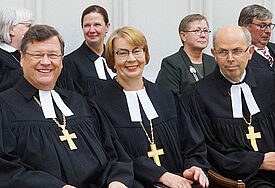 Bischof Dr. Hans-Jürgen Abromeit (li.) mit Landesbischöfin Kristina Kühnbaum-Schmidt und Bischof Gothart Magaard