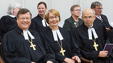 Bischof Dr. Hans-Jürgen Abromeit (li.) mit Landesbischöfin Kristina Kühnbaum-Schmidt und Bischof Gothart Magaard