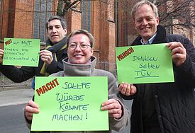 Knut Winkmann (v.l.), Petra Kallies und Robert Pfeifer haben ihre Statements zu Mut, Macht und Mensch bereits notiert. 