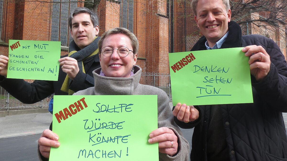 Knut Winkmann (v.l.), Petra Kallies und Robert Pfeifer haben ihre Statements zu Mut, Macht und Mensch bereits notiert. 