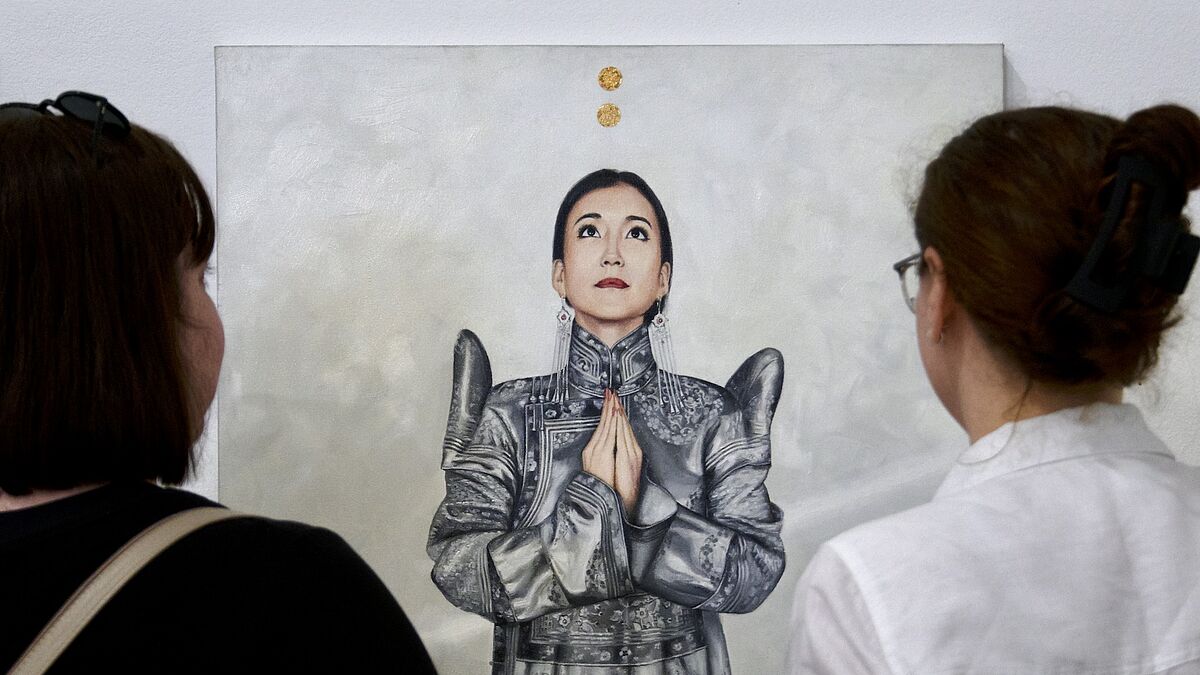 Im Gespräch über den himmelwärts gewandten Blick: „Nasantsengel Bayanjargals Kunst ist ein Kommentar zum stetigen Verfall des menschlichen Geistes im Zeitalter des Internets und der künstlichen Intelligenz“, heißt es im Ausstellungskommentar zum Werk der Mongolin. Die drei Ölgemälde hängt im Länderpavillon, der der Kunst aus der Mongolei gewidmet ist.