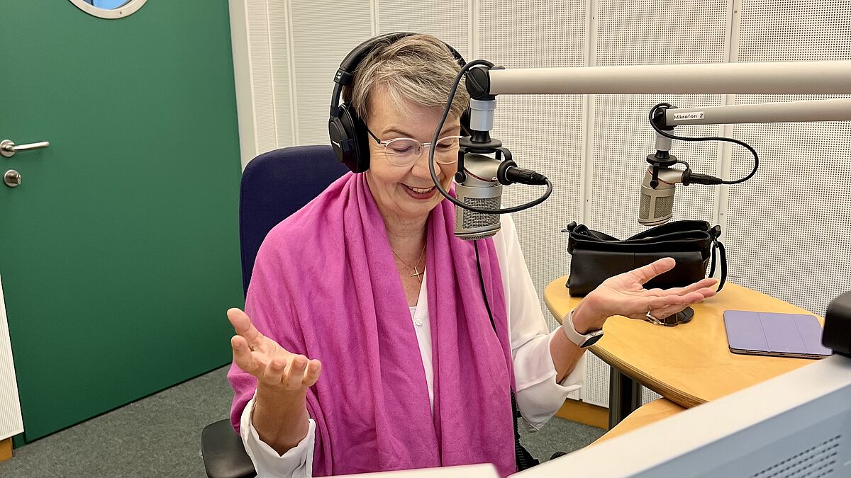 Landesbischöfin Kristina Kühnbaum-Schmidt beim Einsprechen der Morgenandacht im Schweriner NDR-Studio. Foto: Jonny Franzke / Nordkirche  