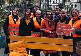 Kirsten Fehrs, Bischöfin im Sprengel Hamburg und Lübeck der Nordkirche (Mitte), Dr. Gesa Tornow, Zonta Club Hamburg Hafen (rechts), weitere Zontas-Mitglieder, Anna Schaefer, (Präventionsbeauftragte der Jungen Nordkirche) (links), zweite Reihe Landesjugendpastorin Annika Woydack