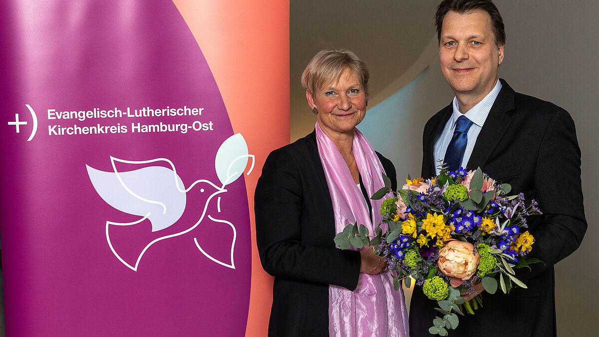 Bischöfin Kirsten Fehrs gratuliert Pastor Heiko Landwehr zur Wahl.