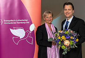 Bischöfin Kirsten Fehrs gratuliert Pastor Heiko Landwehr zur Wahl.