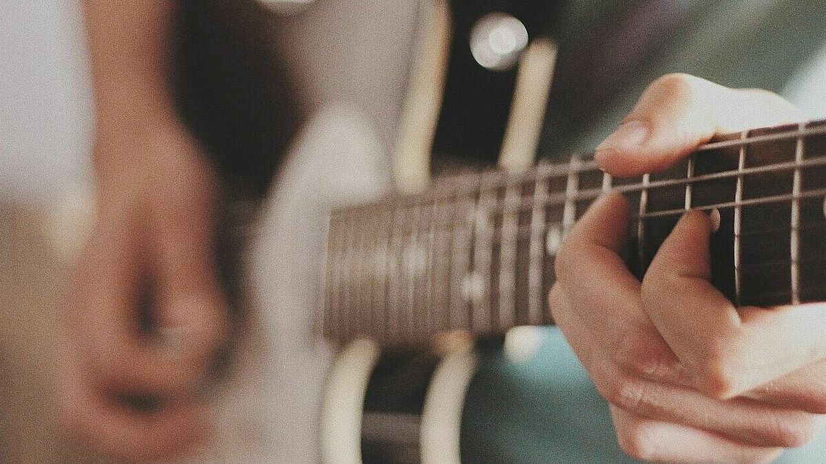 Ob Gitarrenmusik oder Schlagzeug, moderne Klänge gehören längst dazu in vielen Kirchengemeinden - und die Nachfrage nach Popularmusikern wächst.
