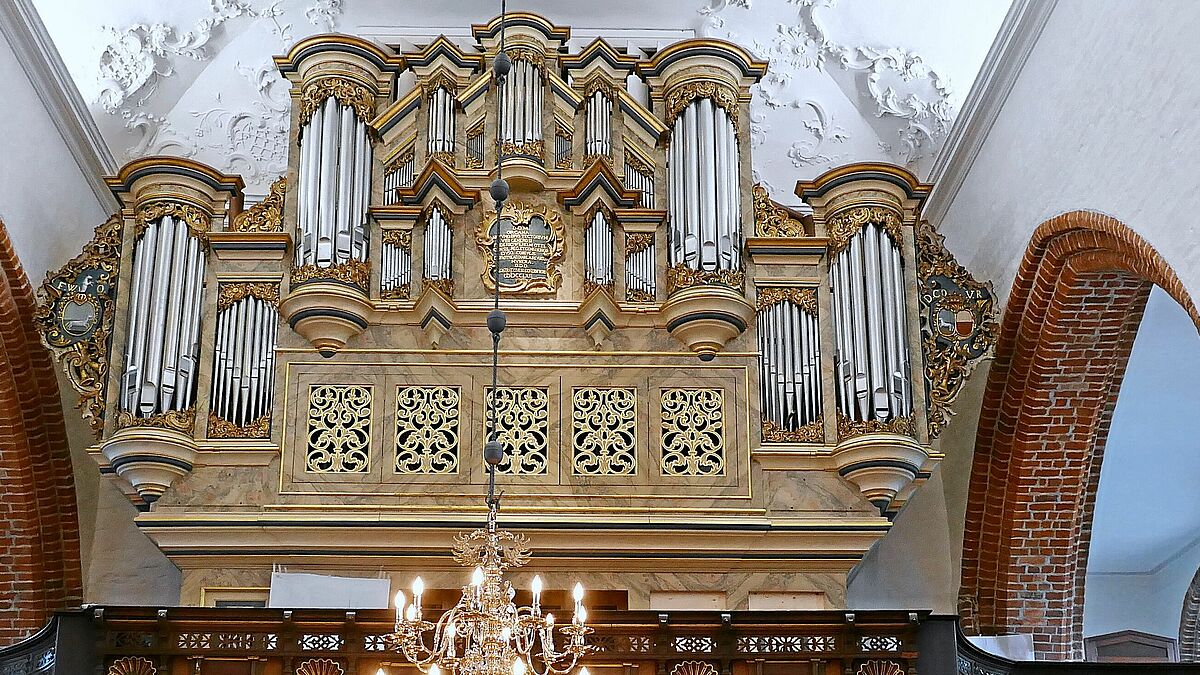 Kirchenmusikdirektorin Katja Kanowski spielt am 30. April ein Benefizkonzert auf der Heßler-Orgel in der Kirche St. Nicolai in Eckernförde. 