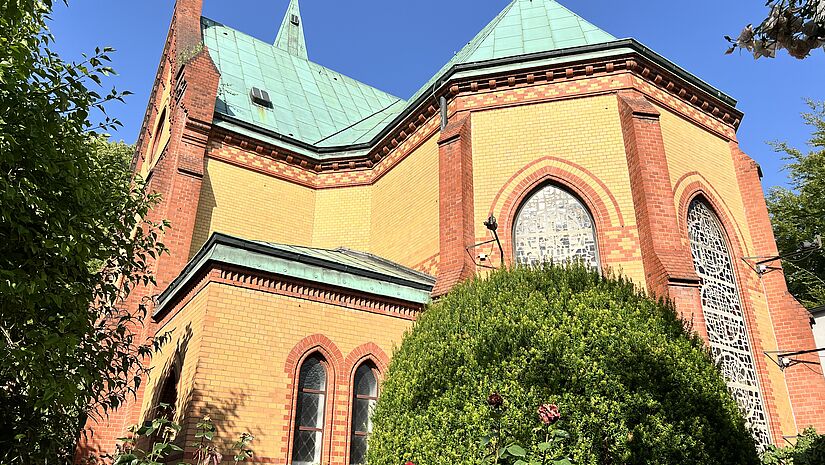 Der Blick auf die Kirche aus dem Garten, der sich hinter dem Gebäude verbirgt.