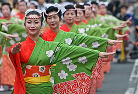 Japanische Frauen tanzen im Kimono (Symbolbild).