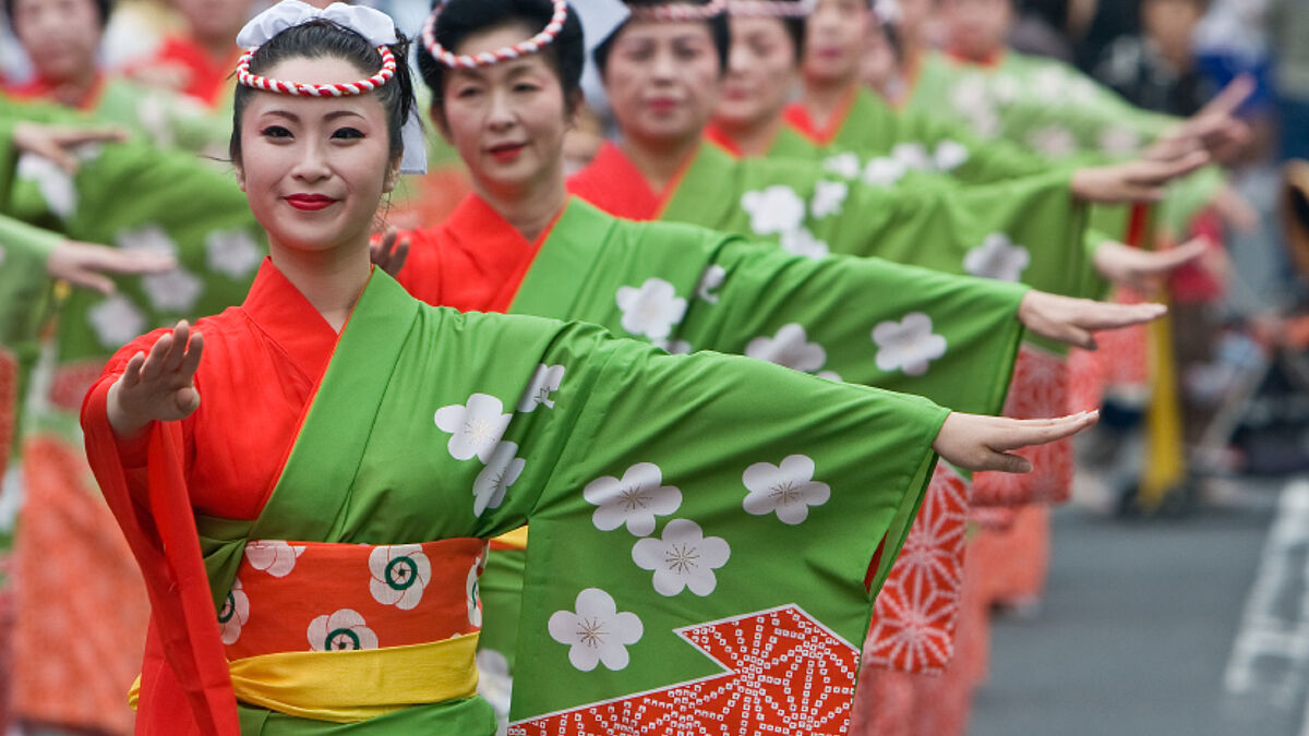 Japanische Frauen tanzen im Kimono (Symbolbild).