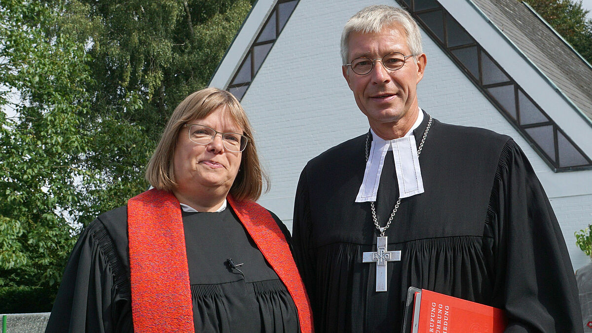 Pastorin Almut Witt und Propst Sönke Funck