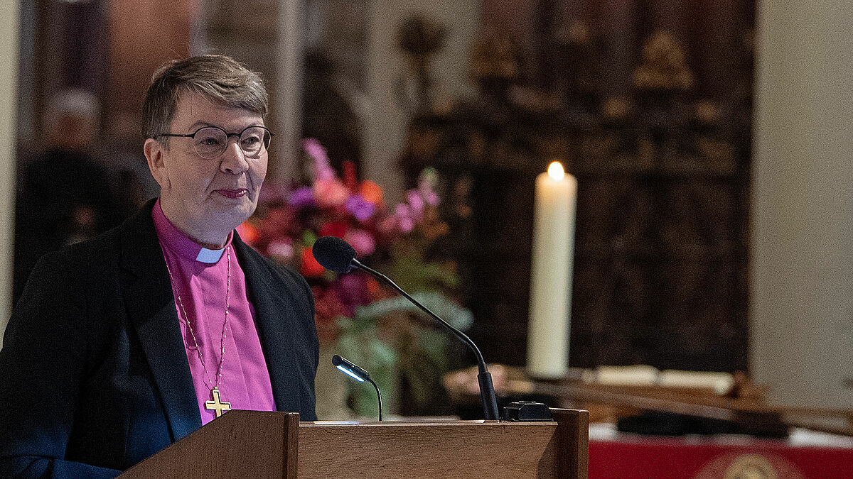 Die Landesbischöfin spricht im Rahmen eines Gottesdienstes