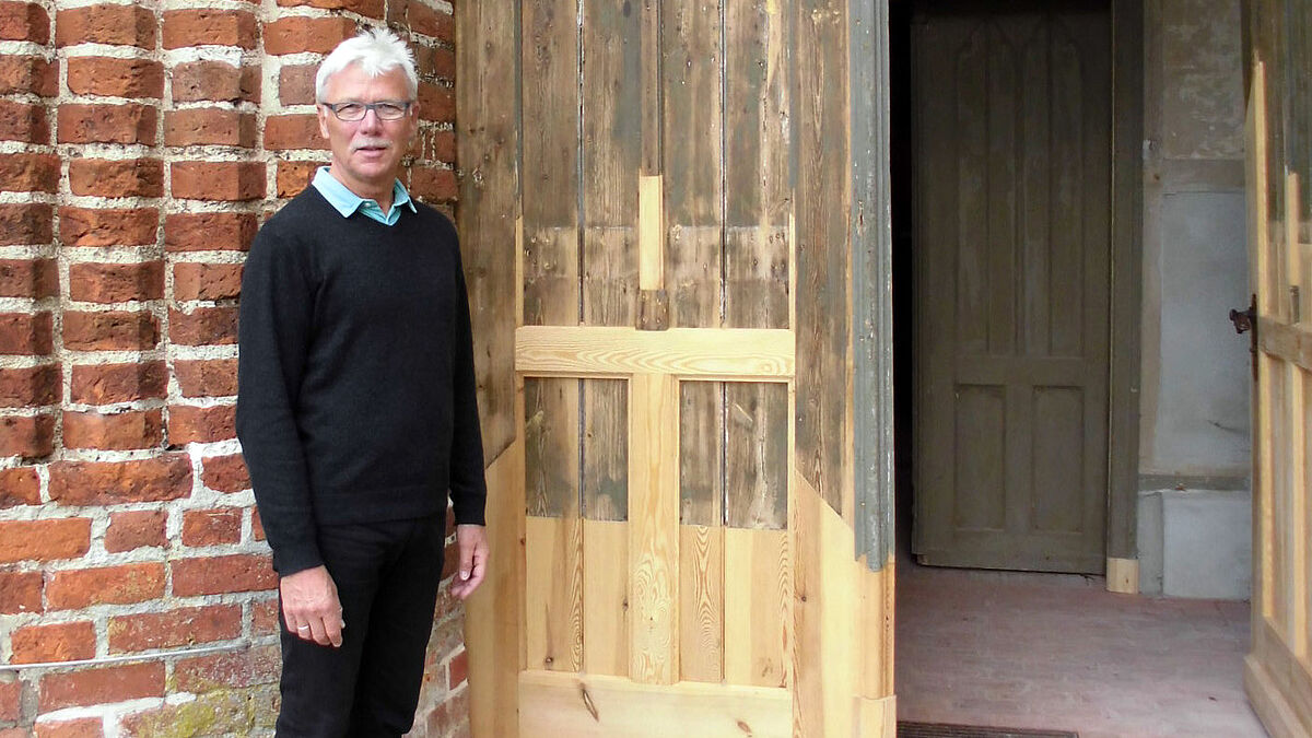Kirchenältester Jürgen Hansen (68) will aus der maroden Dorfkirche in Kirch Stück (bei Schwerin) ein plattdeutsches Kirchen-Zentrum machen. 