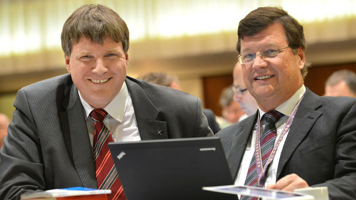 Der mecklenburgische Landesbischof Andreas von Maltzahn (li, Schwerin) und der pommersche Bischof Hans-Jürgen Abromeit (Greifswald)