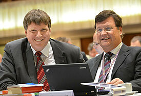 Der mecklenburgische Landesbischof Andreas von Maltzahn (li, Schwerin) und der pommersche Bischof Hans-Jürgen Abromeit (Greifswald)