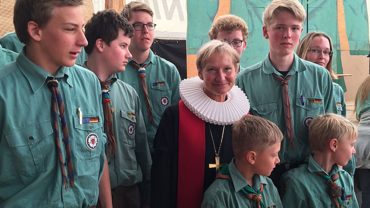 Bischöfin Kirsten Fehrs besuchte die Pfadfinder in ihrem Jubuiläumszeltlager in Einhaus bei Ratzeburg