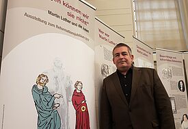In der Ausstellung "Ertragen können wir sie nicht" im Jüdischen Museum Rendsburg: Leiter Dr. Carsten Fleischhauer.