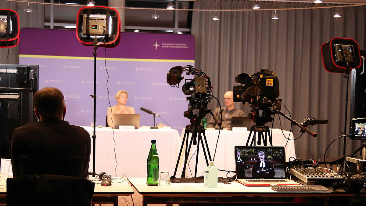 Ulrike Hillmann, Präses der Landessynode - Aufnahme mit dem Kamerateam der Digital-Konferenz im November 2020