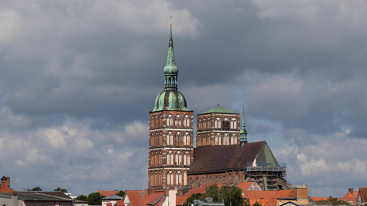 Die St. Nikolaikirche steht im Zentrum von Stralsund. Sie ist die älteste Kirche der Hansestadt. 