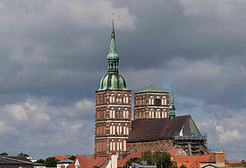 Die St. Nikolaikirche steht im Zentrum von Stralsund. Sie ist die älteste Kirche der Hansestadt. 