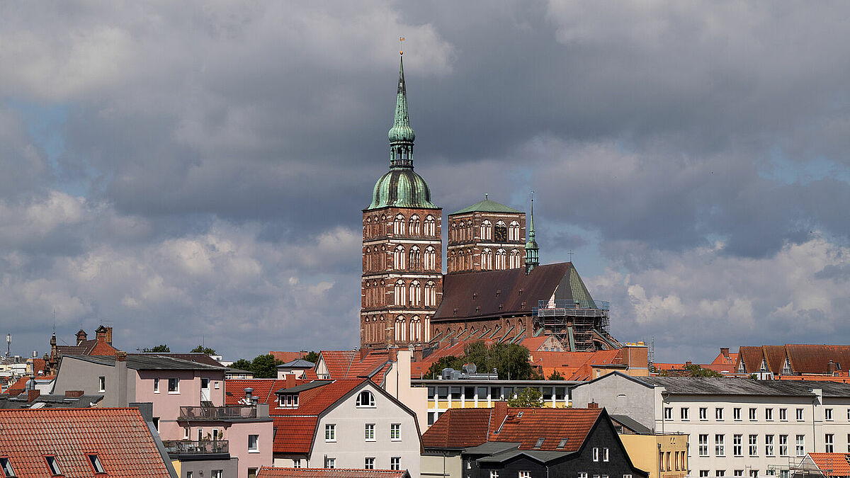Die St. Nikolaikirche steht im Zentrum von Stralsund. Sie ist die älteste Kirche der Hansestadt. 