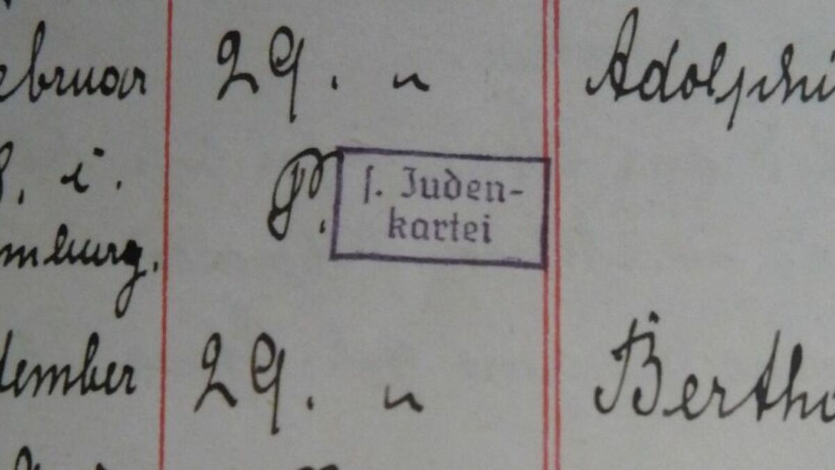 Das Foto zeigt die mit "s. Judenkartei" (siehe Judenkartei) gestempelten Namen im Kirchenbuch einer Altonaer Kirchengemeinde. 
