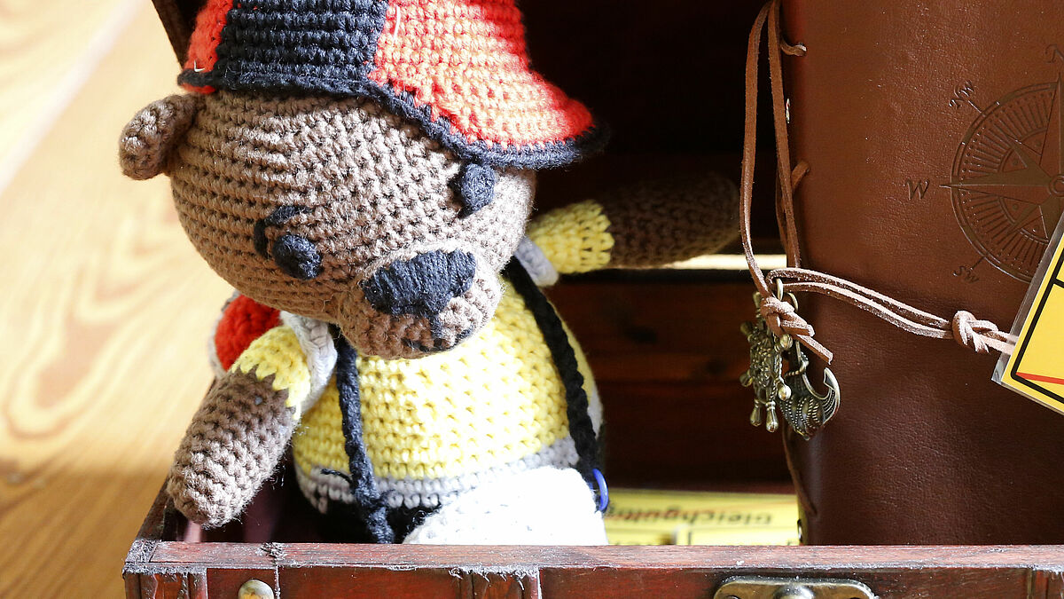 Kalle, der Bär, geht auf Reisen durch den Kirchenkreis Nordfriesland.