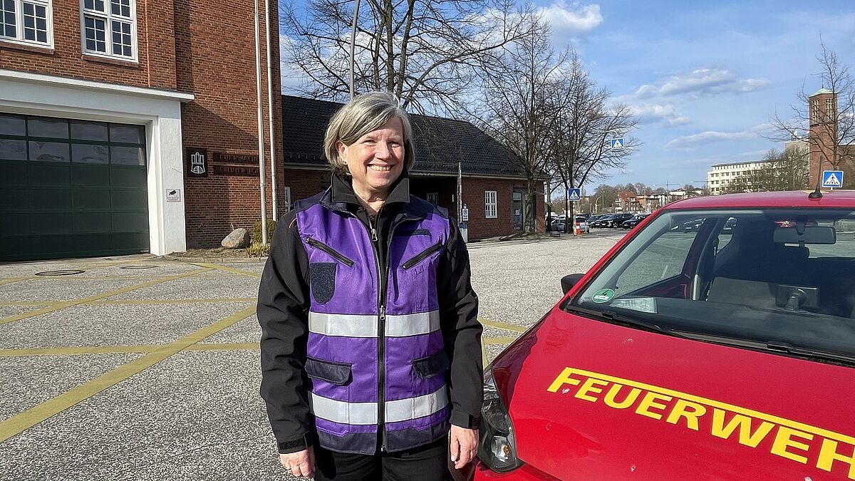 Pastorin Erneli Martens leitet die Notfallseelsorge Hamburg. Zudem ist sie als Landesfeuerwehrpastorin für die Seelsorge in der Feuerwehr Hamburg zuständig. An der violetten Weste ist sie für Außenstehende zu erkennen.