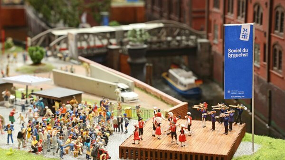 Das Hamburger "Miniatur Wunderland" beteiligt sich aktiv am Kirchentagsprogramm - u.a. mit Extra-Gottesdiensten zwischen Mini-Gleisen 