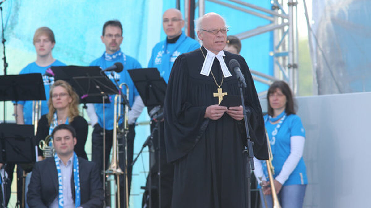 Abschlussgottesdienst des Kirchentags in Hamburg: Nordkirchenbischof Gerhard Ulrich feiere die Liturgie