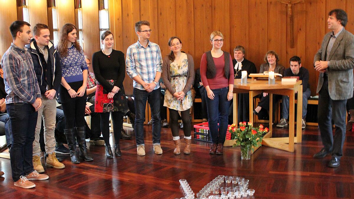 Im Gottesdienst stellte Dr. Matthias de Boor (r.) die anwesenden Mitglieder des neu gewählten Studierendenrates vor. Foto: Nordkirche/Meyer