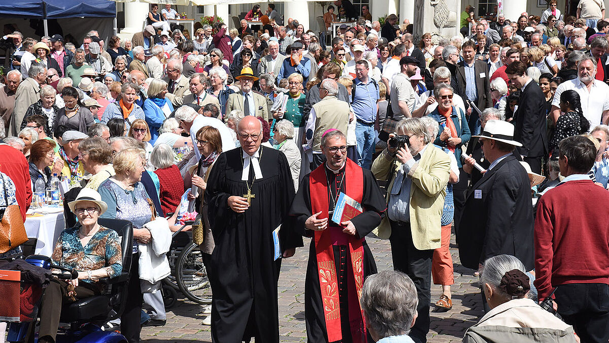 Ökumenische Pfingstfeier mit 3.000 Menschen im Dom und auf dem Marktplatz von Schwerin: Landesbischof Gerhard Ulrich (Nordkirche, l.) und Erzbischof Dr. Stefan Heße (Erzbistum Hamburg, r.) auf dem Weg zur Bühne, von der aus sie gemeinsam predigten.