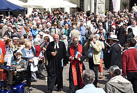 Ökumenische Pfingstfeier mit 3.000 Menschen im Dom und auf dem Marktplatz von Schwerin: Landesbischof Gerhard Ulrich (Nordkirche, l.) und Erzbischof Dr. Stefan Heße (Erzbistum Hamburg, r.) auf dem Weg zur Bühne, von der aus sie gemeinsam predigten.