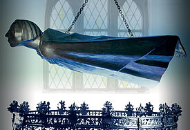 Ernst Barlachs schwebende Bronzefigur "Güstrower Ehrenmal", auch "Güstrower Engel" genannt, stammt aus dem Jahr 1927.