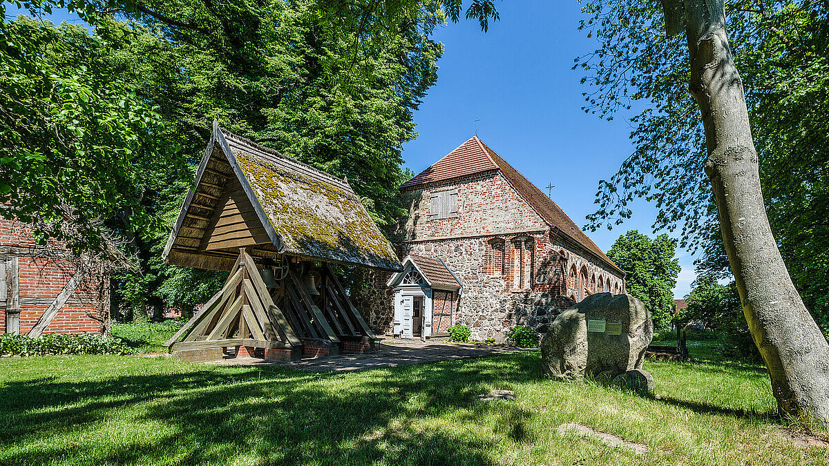 Die kleine Kirche in Liepe auf Usedom, die dem Evangelisten Johannes geweiht ist, ist die älteste urkundlich bezeugte Kirche auf der Insel. Bereits 1216 ist sie erstmals erwähnt.