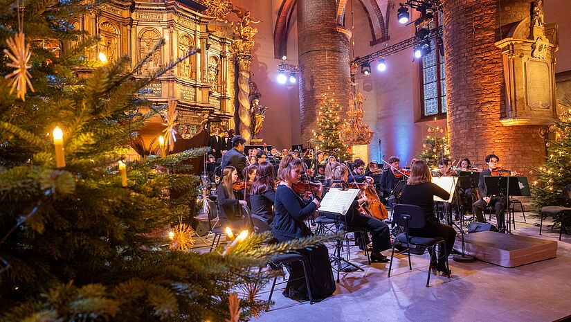 Bei der Aufzeichnung einer Weihnachtssendung in der Flensburg in die St. Nikolaikirche erklang festliche Orchestermusik.