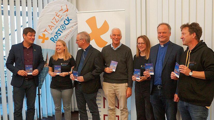 Pressegespräch im Rostocker Rathaus mit Bischof Jeremias, Erzbischof Heße, Bruder Richard, dem Rostocker Senator Steffen Bockhahn