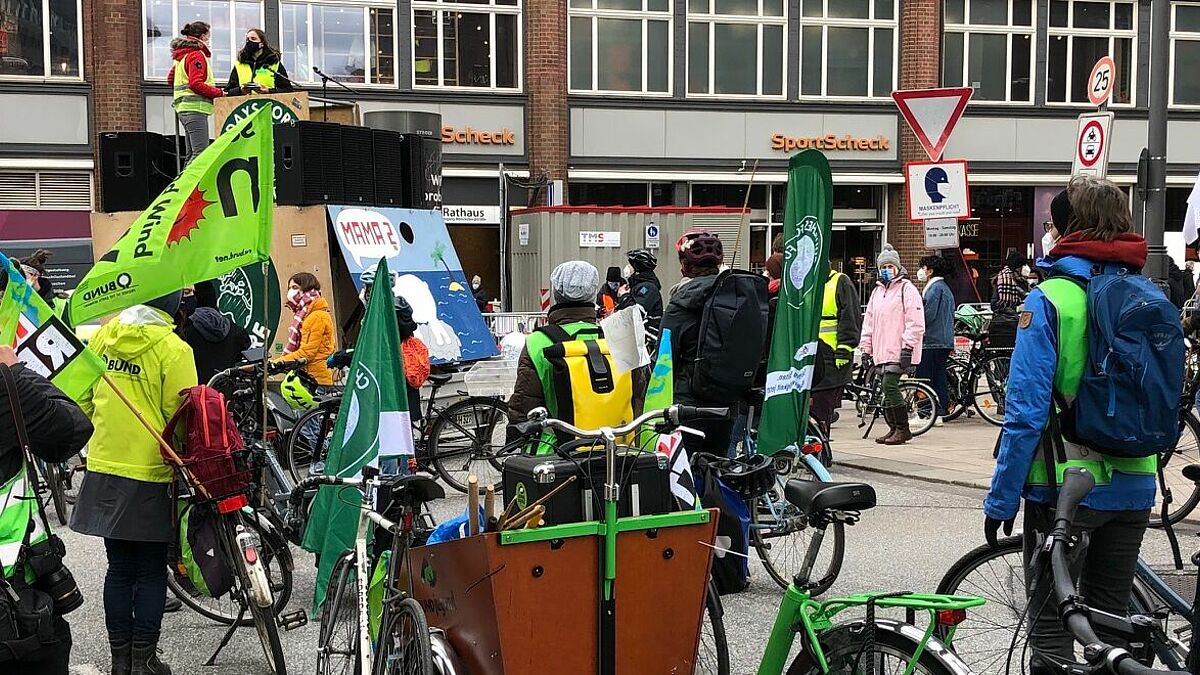 "Churches for Future" Hamburg sind mit Rädern unterwegs, um für Klimagerechtigkeit zu protestieren. Aufgrund der Corona-Auflagen finden statt einer zentralen Demo diesmal an mehreren Orten kleinere Aktionen statt. 