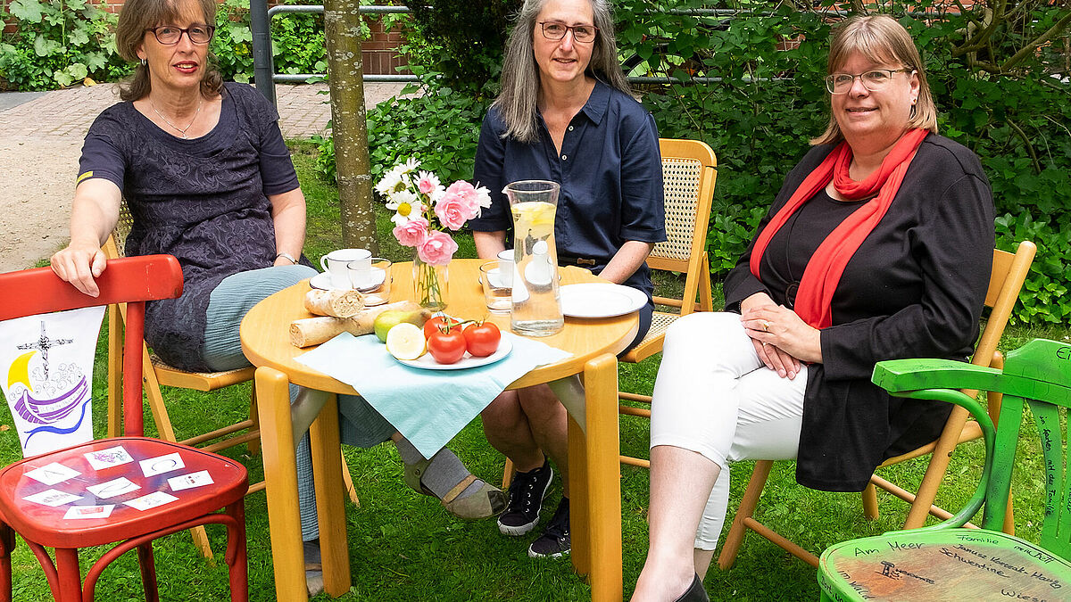 Hier ist noch Platz: Das Vorbereitungsteam freut sich auf zahlreiche Anmeldungen: Silke Leng, Ökumenische Arbeitsstelle Altholstein, Rita Becker, Pfarrei Franz von Assisi und Pröpstin Almut Witt (von links).
