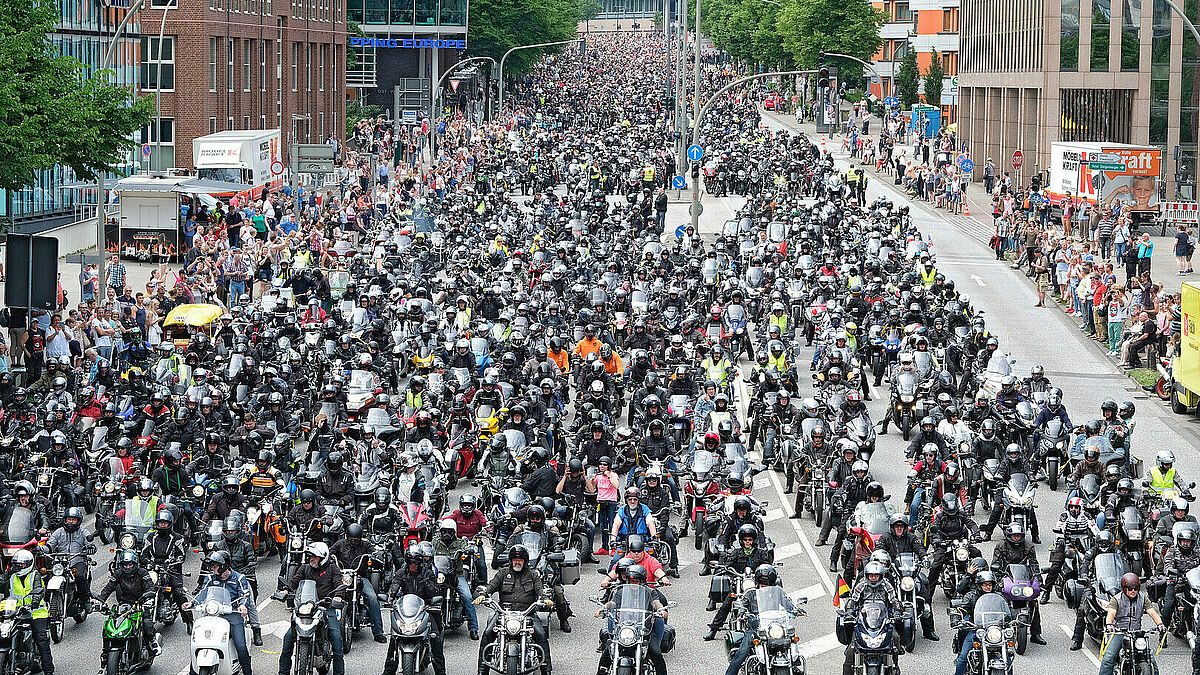 Rund 30.000 Biker sind 2017 zum Motorradgottesdienst am Michel gekommen.